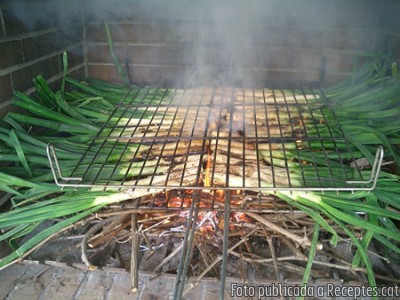 Calçots a la brasa amb la seva salsa